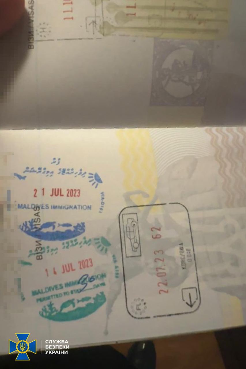Закордонний паспорт Арістова (Фото: СБУ)