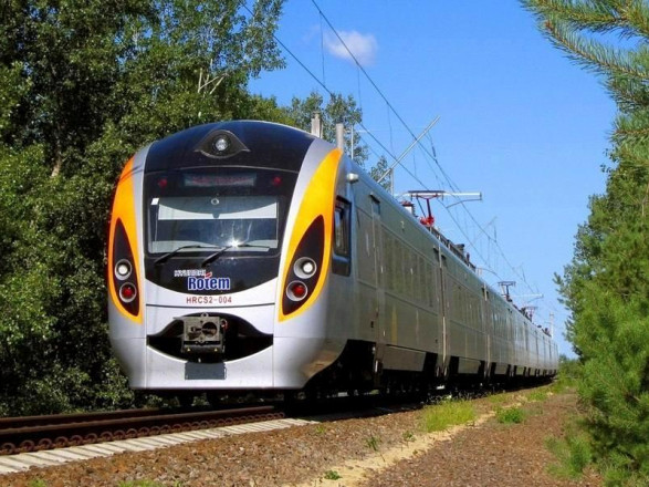 Поїзди з Польщі затримуються через травмування людини на колії