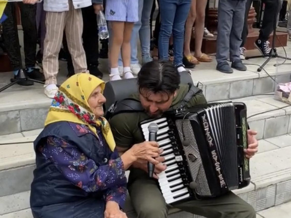 "Співаймо заради перемоги": 91-річна бабуся із Вінниччини стала зіркою TikTok