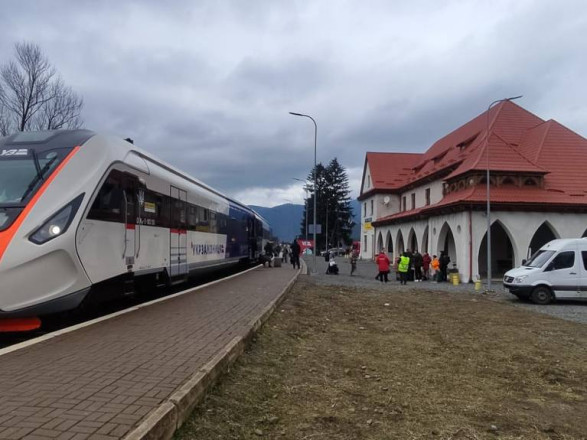 Укрзалізниця запускає «гірські шатли» із Львова до Ворохти