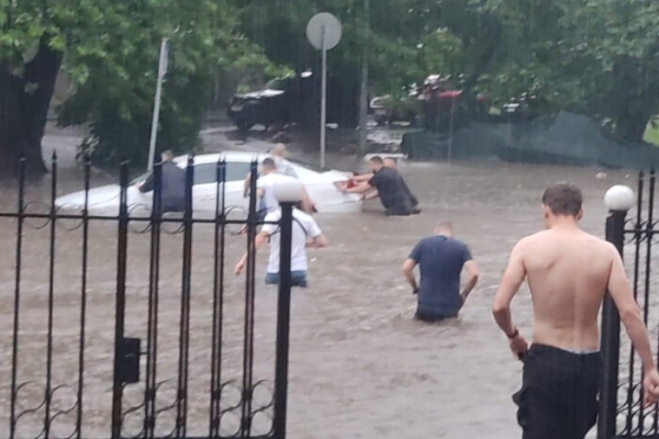 Негода у столиці: поліцейські допомагають мешканцям міста долати наслідки дощу (відео)