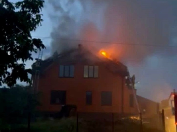 У Броварах блискавка влучила в будинок, спалахнула пожежа