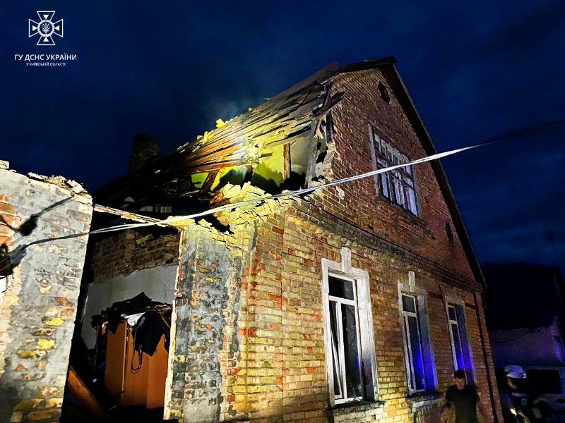 Нічна атака дронів. Уламки впали на приватні будинки під Києвом, одна людина поранена – фото