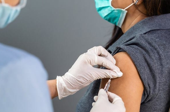 В один день можна вакцинуватися від грипу та COVID-19 – МОЗ