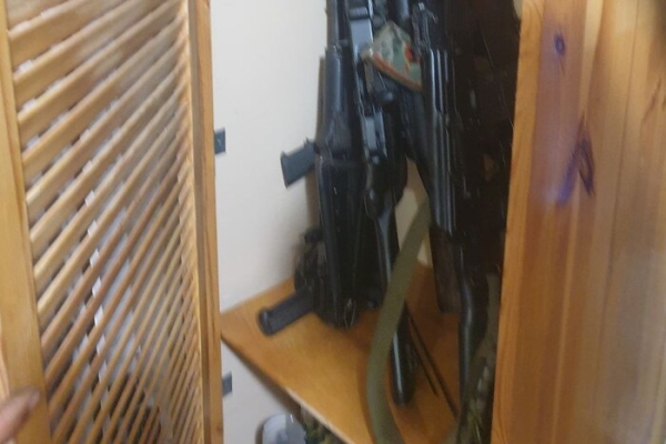 Тримав автомати у шафі: на Київщині посадовець військкомату зберігав арсенал зброї 