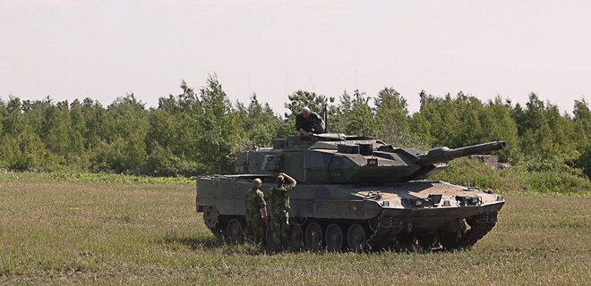 Швеція передала Україні 10 танків Strv122. З ними їдуть українські військові після навчань - Фото