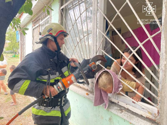 Застряг у решітці вікна: на Одещині врятували 7-річного хлопчика