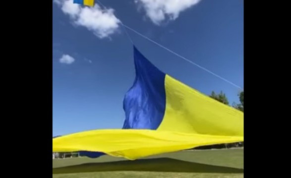 На Говерлі підняли рекордно великий прапор України