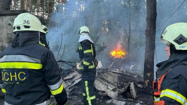 Пожежники ліквідовують наслідки ракетного удару на Київщині