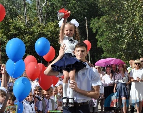 1 вересня в Криму: школярів агітували вступати до лав російської армії, а батьків не пустили на лінійки