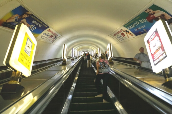 У Києві чоловік погладив жінку у метро й отримав штраф