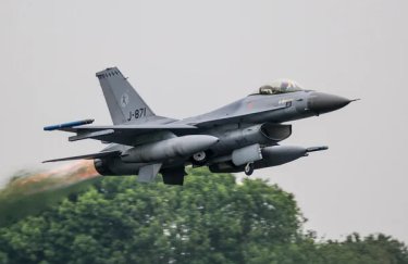 Українські пілоти у США розпочали навчання на F-16