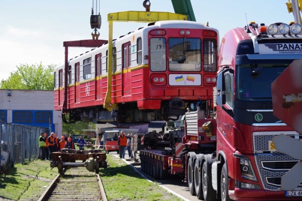 Київський метрополітен показав подарунки з Варшави (фото)