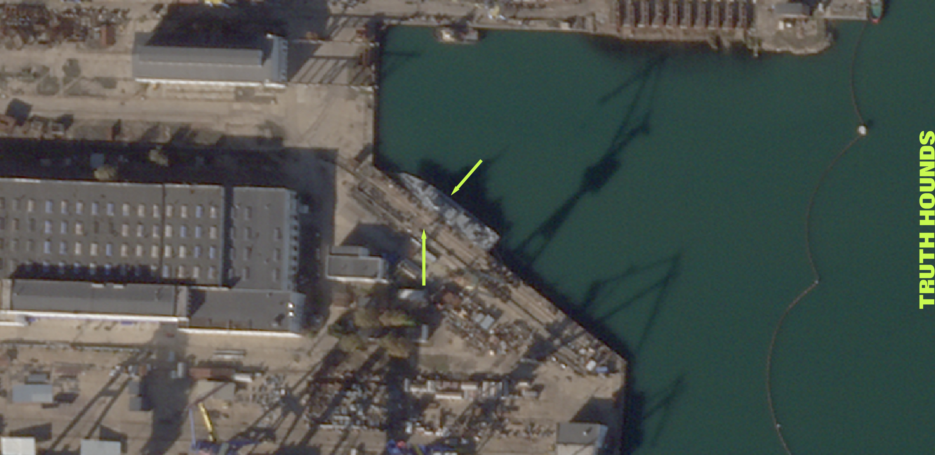 З'явилося ще одне супутникове фото підбитого корабля у Керчі: підтягнули аварійний кран