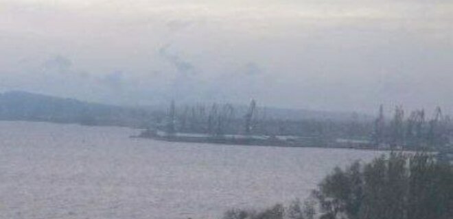 Керч атакували ракетами: Кримський міст у диму, пуски ППО, вибухи над містом – відео - Фото