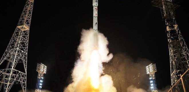 Північна Корея запустила військовий супутник-шпигун. Кім Чен Ин особисто був на космодромі: фото - Фото