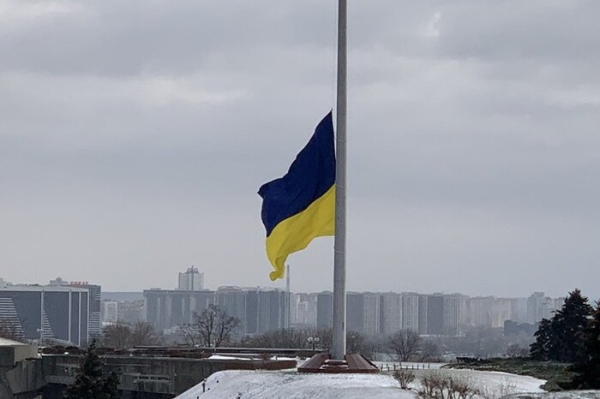 На найвищому флагштокові України встановлено новий прапор (відео)