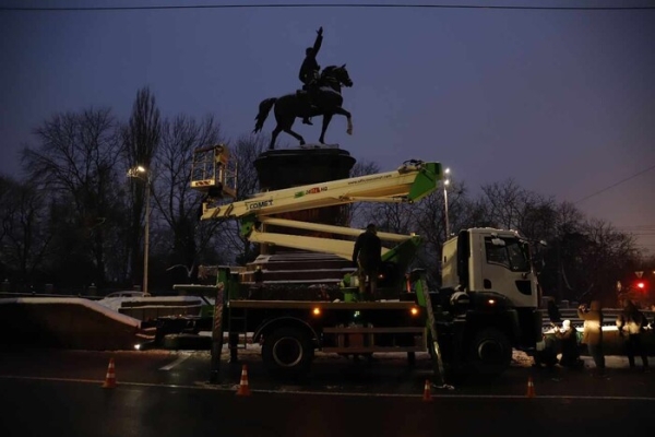 У Києві на світанку розпочався демонтаж пам’ятника Щорсу (фото)