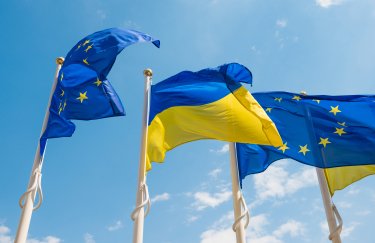 Прапори ЄС та України. Фото: Depositphotos