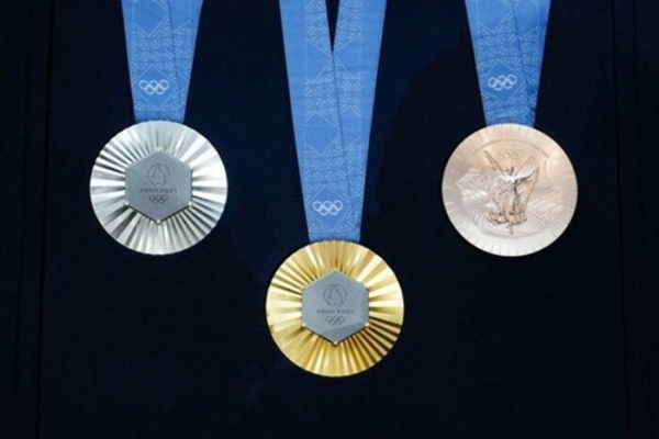 З частинками символу Франції: Олімпійський комітет представив унікальні медалі