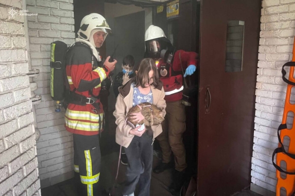 На Київщині сталася пожежа: врятовано понад 80 людей, серед них діти