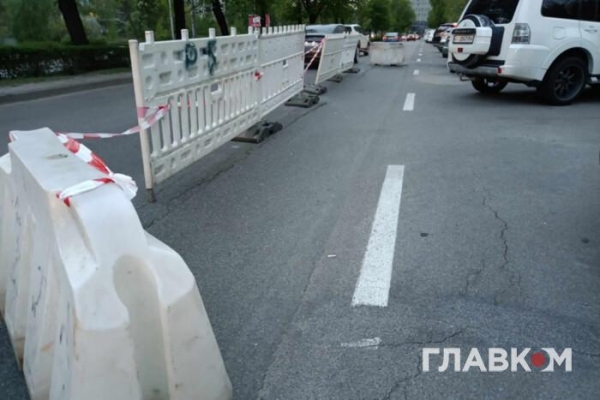 У Києві вздовж лінії метро просіла дорога (фото, відео)