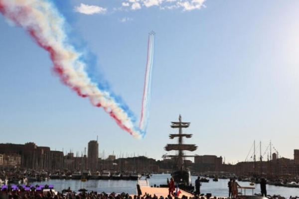 Головний символ Олімпіади прибув до Франції на вітрильному судні (фото)