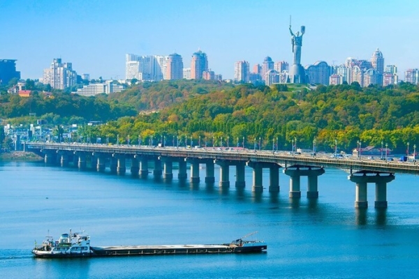 Тепломагістралі під мостом Патона, яким 60 років, протестують на витривалість