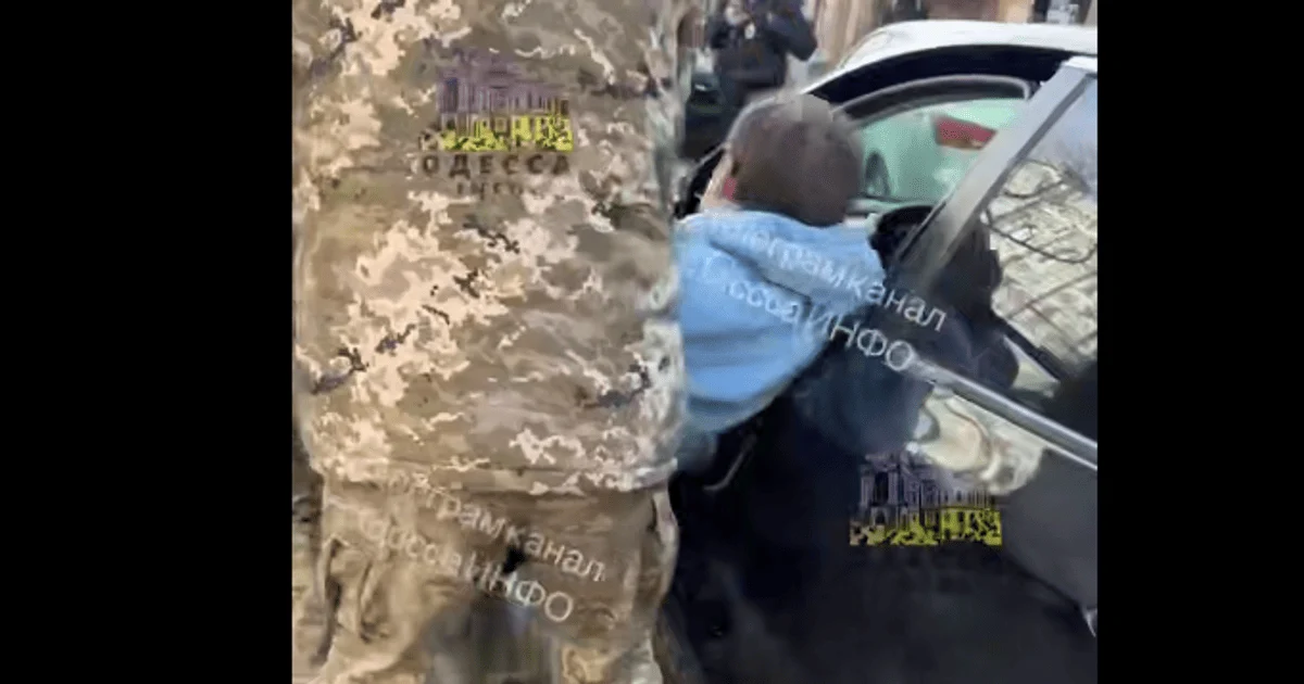 Черговий скандал із ТЦК в Одесі: водія силоміць дістали з машини Черговий скандал із ТЦК в Одесі: водія силоміць дістали з машини