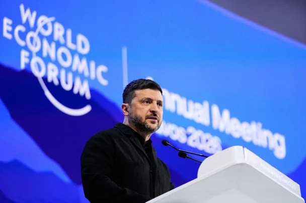 Президент України Володимир Зеленський під час панельної дискусії на засіданні Всесвітнього економічного форуму в Давосі, 22 січня 2026 року / © Associated Press