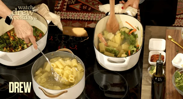 Паста «що було під рукою» / youtube.com_@TheDrewBarrymoreShow