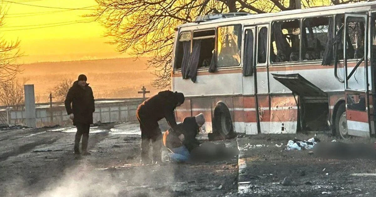 Росіяни вдарили дронами по автобусу