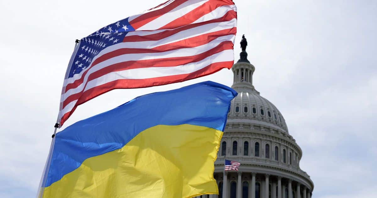 Прапори США та України