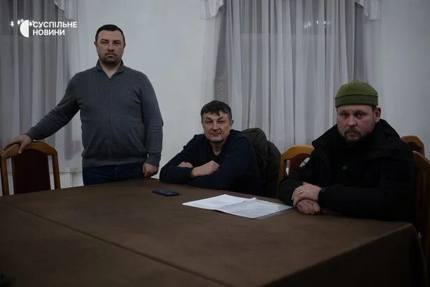 Депутат Корсунь-Шевченківської міськради Віталій Сторожук (ліворуч) із помічником та їхнім знайомим ветераном / © Суспільне