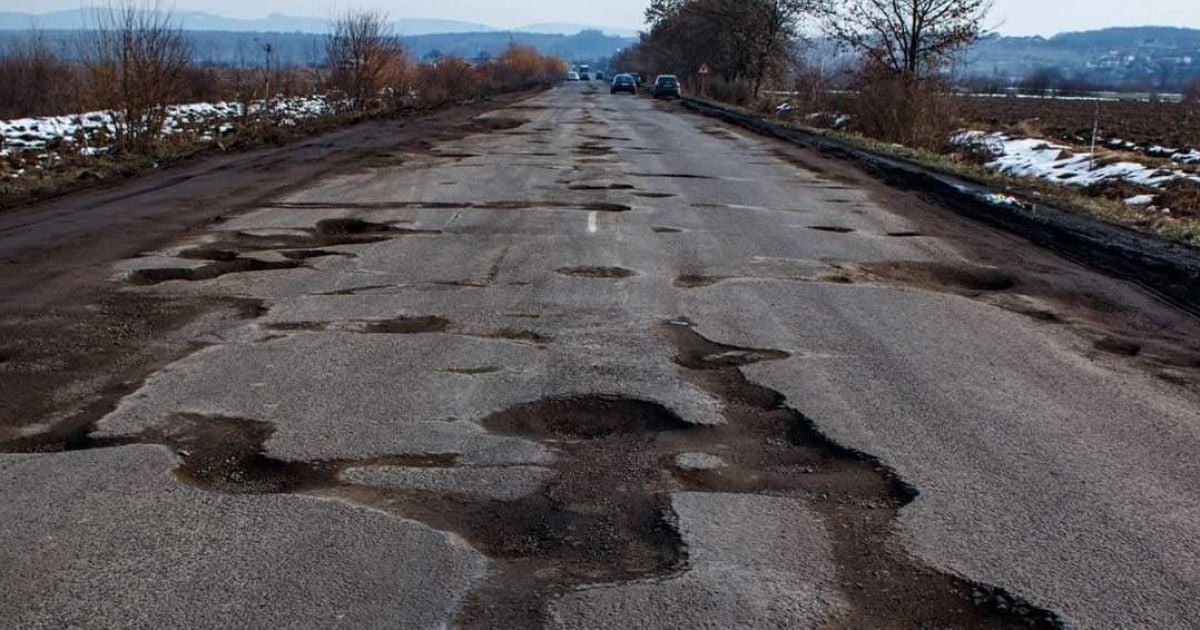 Ями на дорозі. Фото ілюстративне Ями на дорозі. Фото ілюстративне