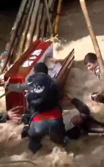 Труна впала в річку під час похорону / © скриншот з відео