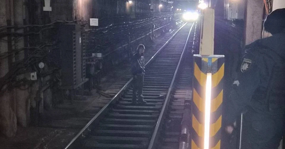 Чоловік у тунелі київського метро