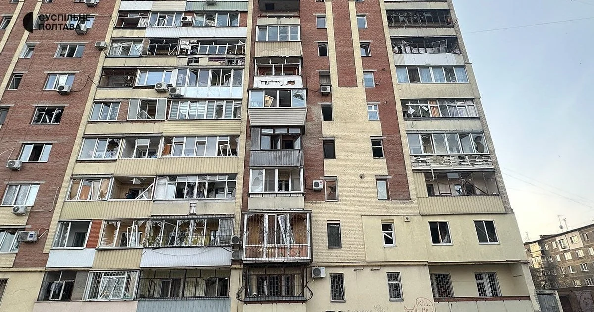 Пошкоджені житлові багатоповерхівки у Полтаві внаслідок нічної атаки 24 березня Пошкоджені житлові багатоповерхівки у Полтаві внаслідок нічної атаки 24 березня