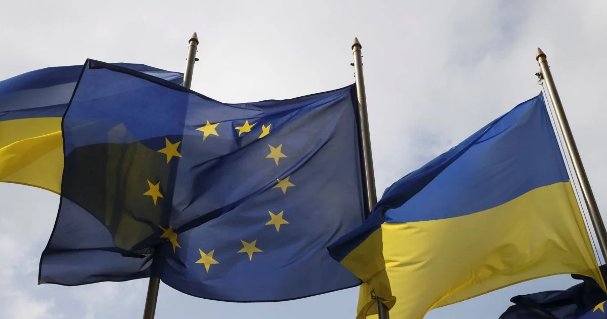 Прапори Євросоюза та України