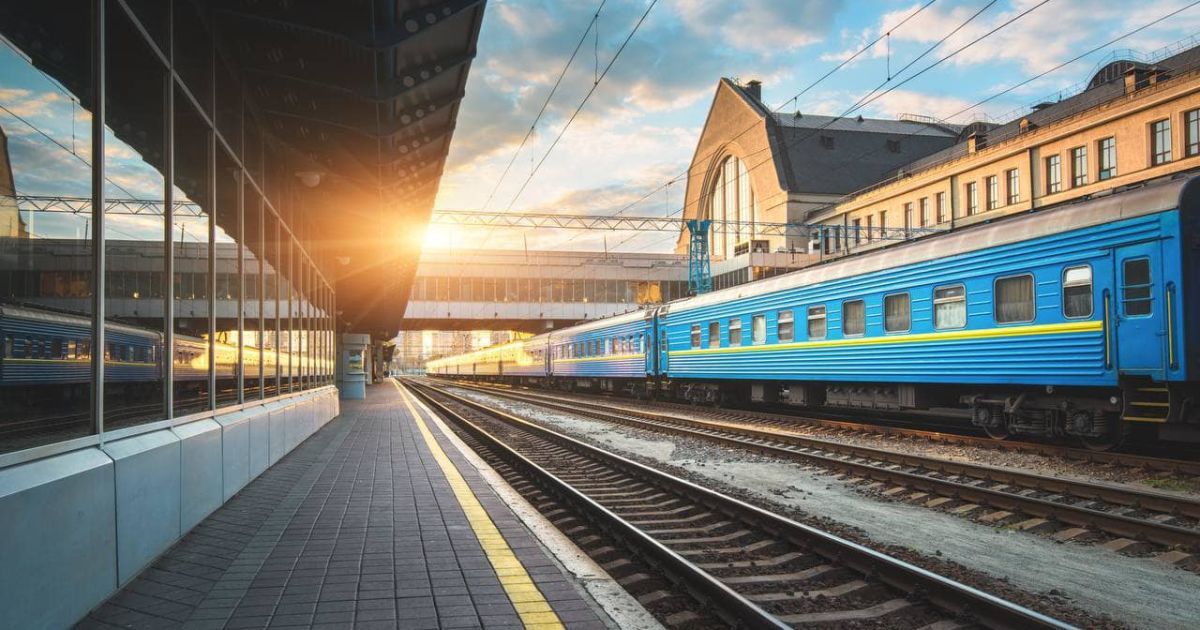 "Укрзалізниця" повідомляє про затримки через удар РФ: які поїзди запізнюються
