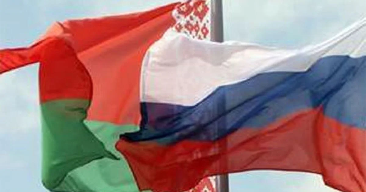Прапори Білорусі та Росії