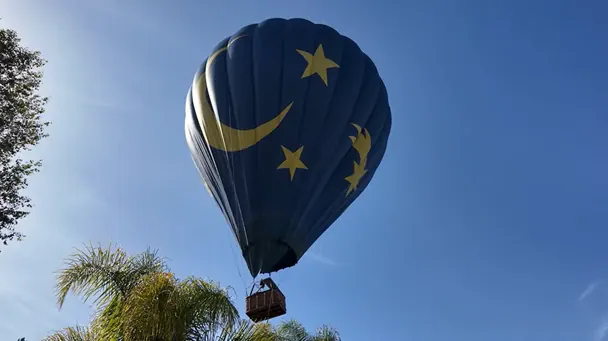 У Каліфорнії повітряна куля з 13 пасажирами здійснила екстрену посадку на приватному подвір’ї.