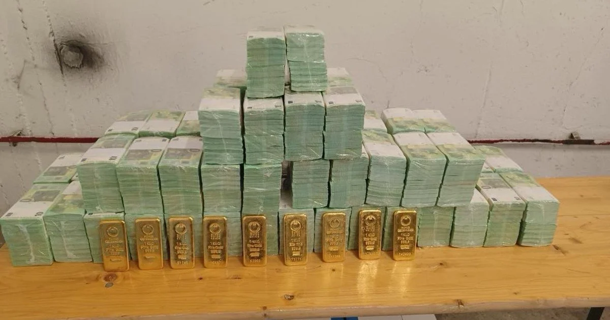 В Угорщині показали гроші та золото яке конфіскували у затриманих українських інкасаторів Уряд Угорщини В Угорщині показали гроші та золото яке конфіскували у затриманих українських інкасаторів Уряд Угорщини