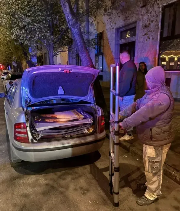 В Угорщині виявили підроблені плакати опозиційної партії, написані українською мовою. / © соцмережі