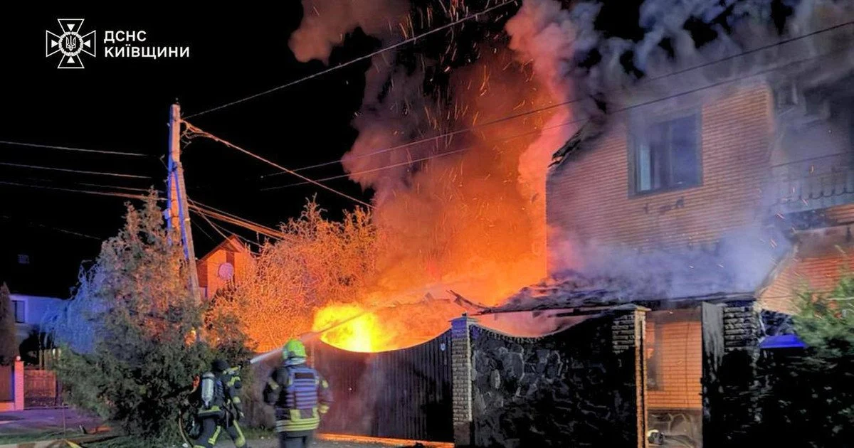 Пожежа в Київській області через російську атаку у ніч проти 20 квітня Пожежа в Київській області через російську атаку у ніч проти 20 квітня