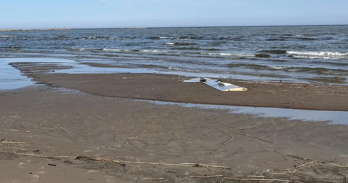 Уламок дрона на березі моря