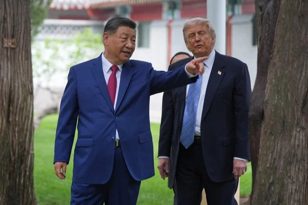 Президент США Дональд Трамп під час візиту до закритого урядового комплексу в Пекіні, де мешкає китайський лідер Сі Цзіньпін / © Associated Press