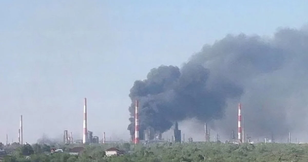 Сизранський НПЗ палає після атаки Сил оборони Сизранський НПЗ палає після атаки Сил оборони