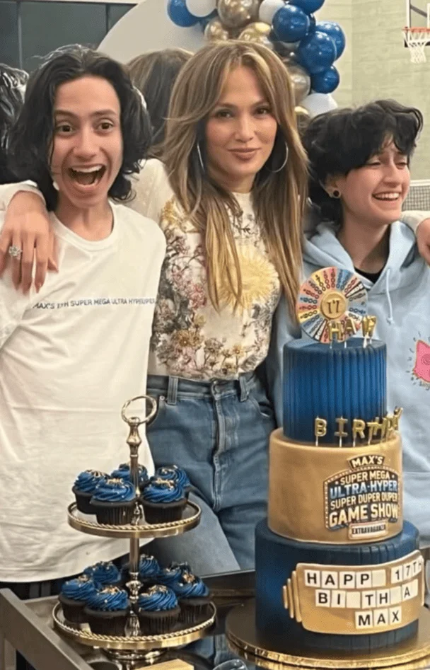 Дженніфер Лопес з донькою та сином / © instagram.com/jlo