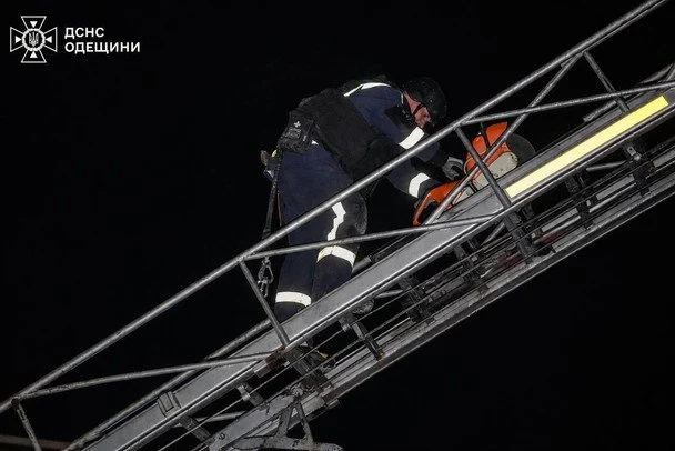 На місцях ударів працювали рятувальники / © ДСНС
